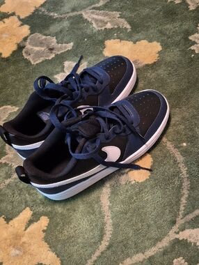 Nike Kids Navy, Black and White Low-Top Sneakers
